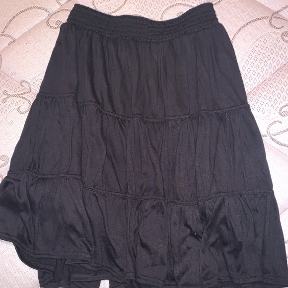 🔥 3/$20 Black Midi Flare Skirt - Picture 2 of 4